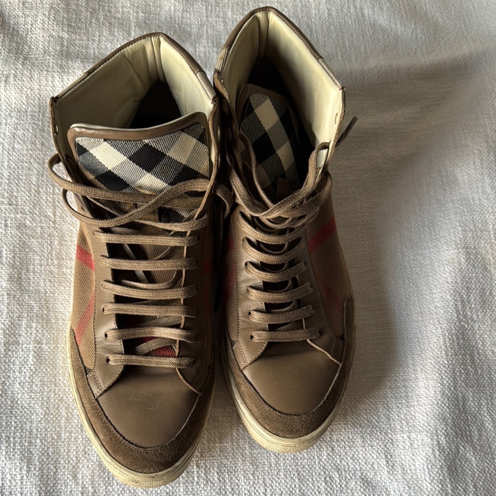 Brown High-Top Sneakers with Checkered Pattern